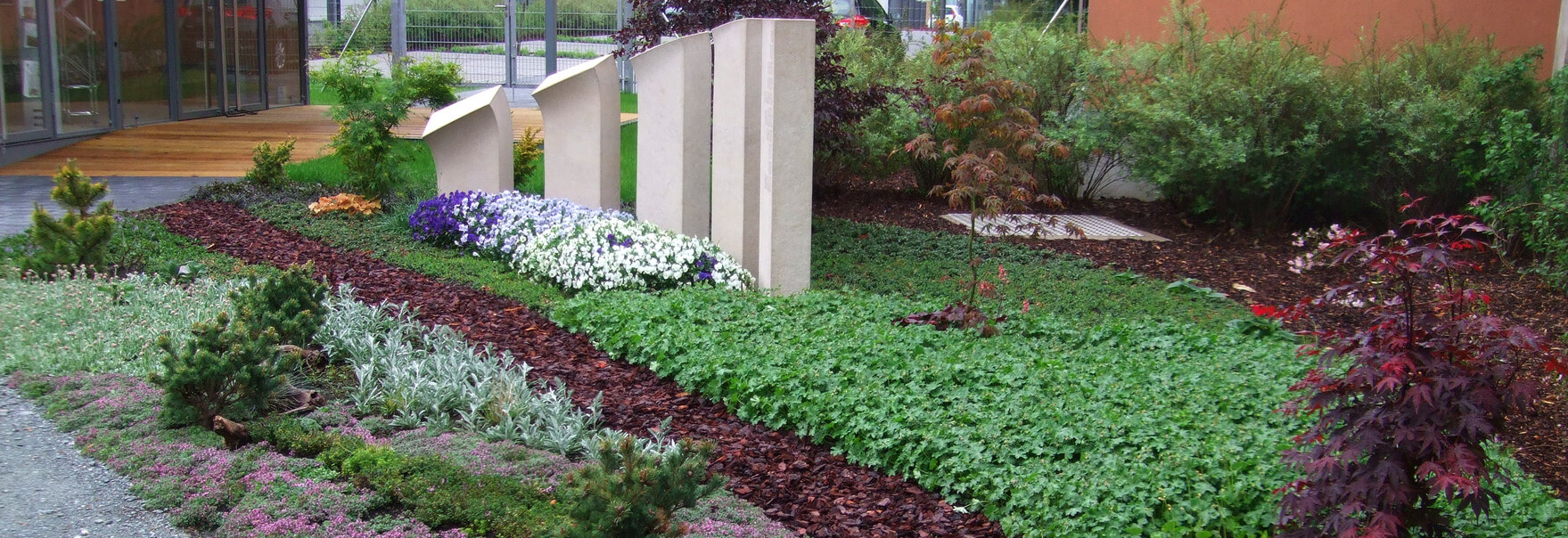 83-Vom Fachschülern bepflanztes, gärtnerisch betreutes Grabfeld auf der Landesgartenschau in Frankenberg