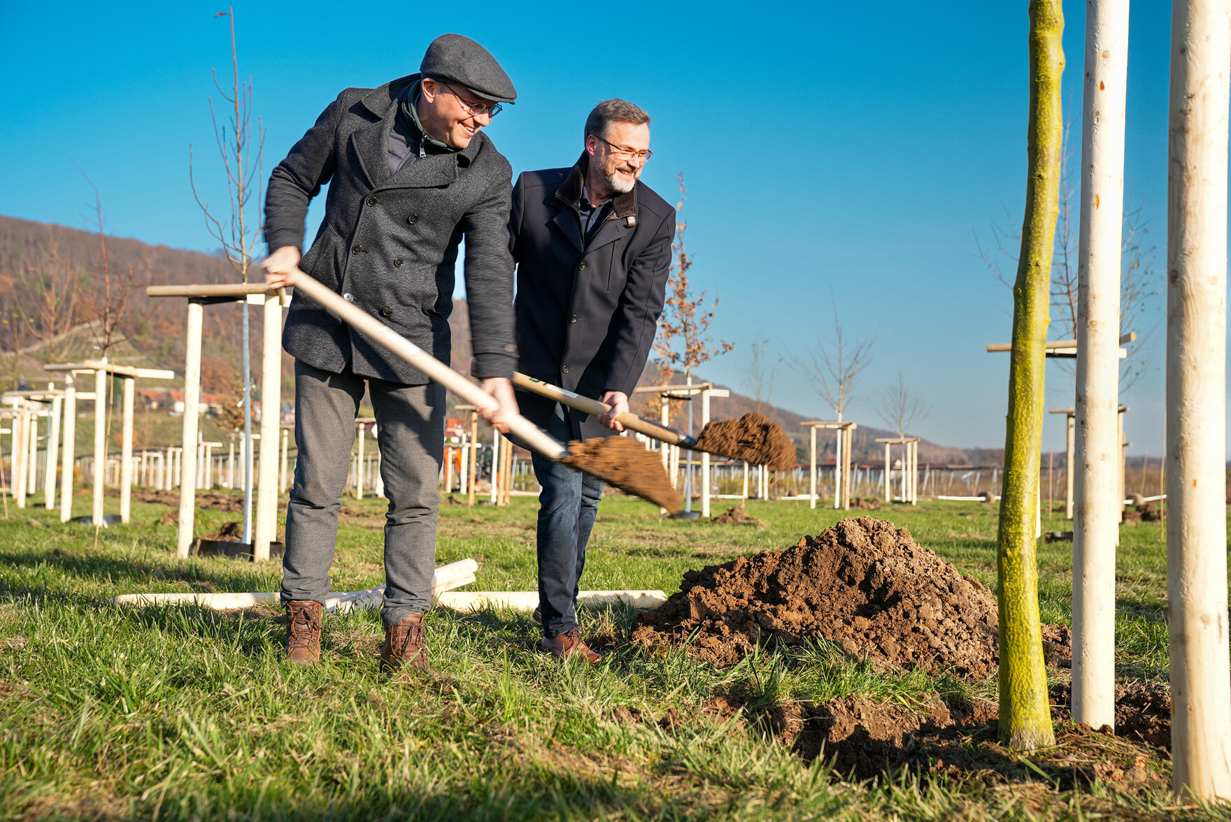 Umweltminister Günther und LfULG Präsident Bettig mit Schaufeln