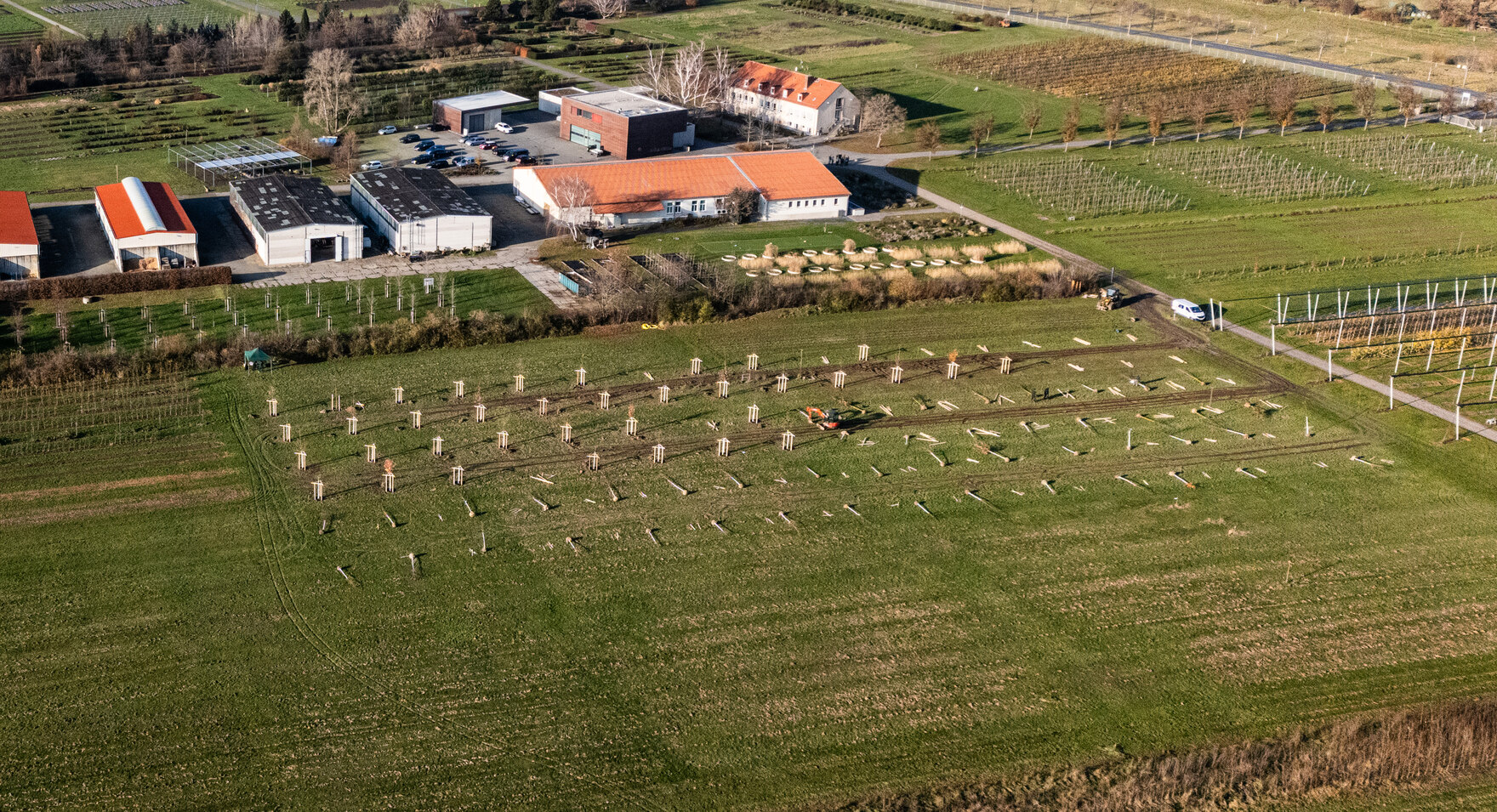 Blick über das im Bau befindliche Versuchsfled in der Vogelperspektive